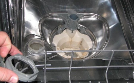 Осталась вода в посудомоечной машине