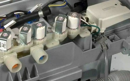 Стиральная машина набирает и сливает воду